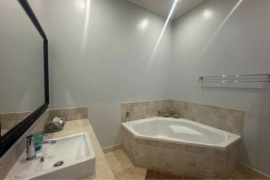 5 Bedroom Property for Sale in Oubaai Western Cape